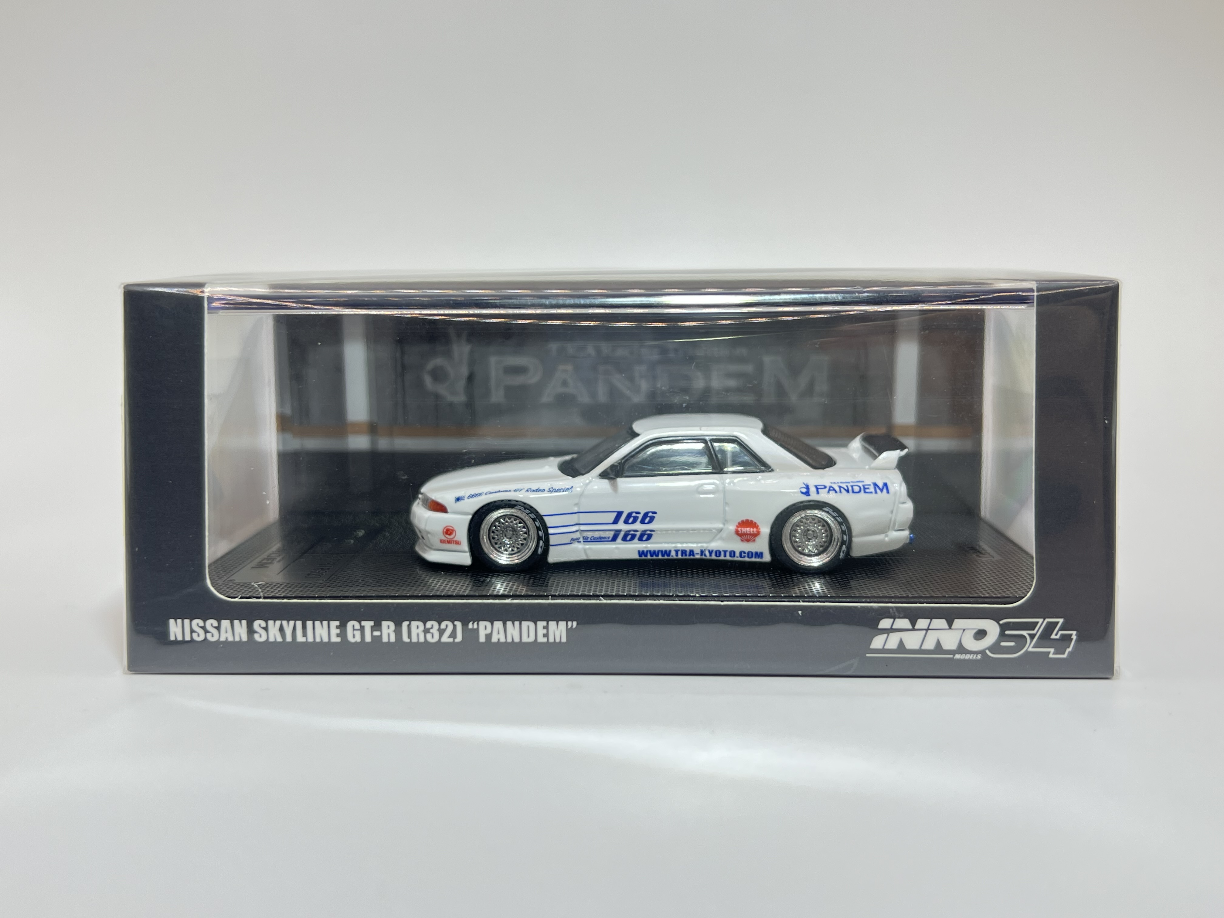 Inno64 - Nissan Skyline GT-R R32 Pandem / Rocket Bunny White