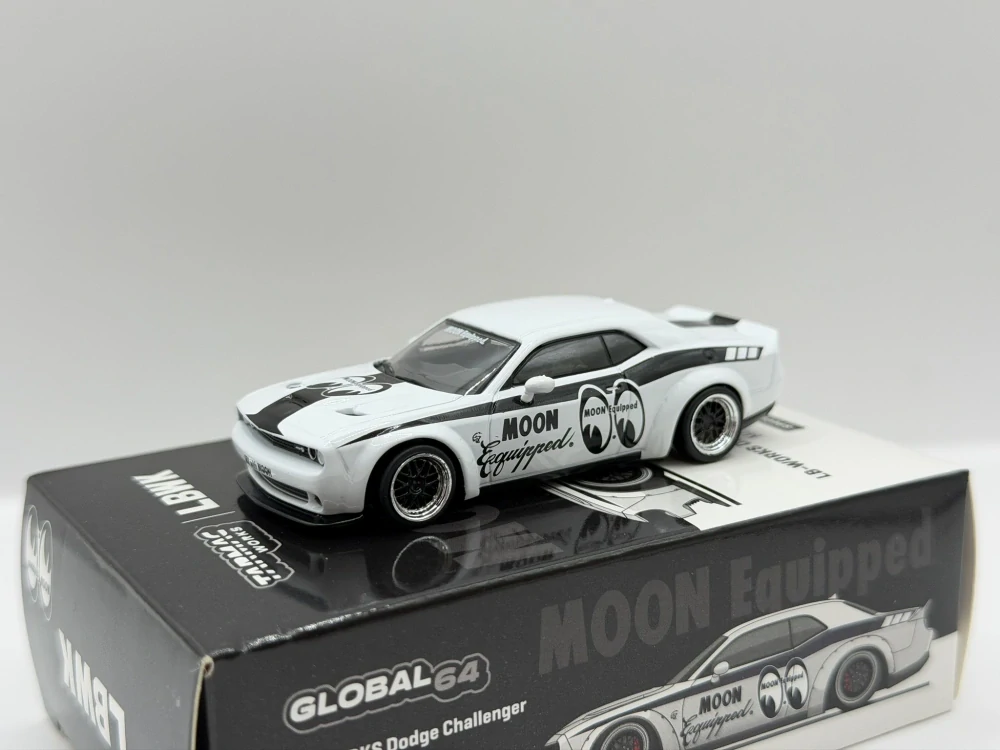 Tarmac Works - LB-WORKS Dodge Challenger SRT Hellcat MOONEYES Special Edition