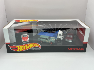 Hot Wheels Premium Diorama Nissan-POŠKOZENÝ OBAL!